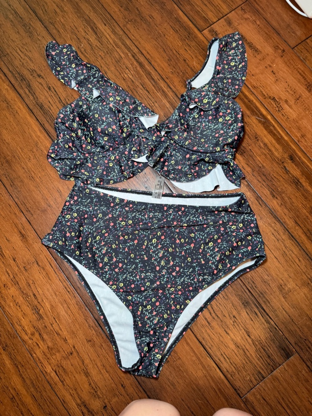 NWOT (2 PCS) Floral Ruffle Two-Piece swimsuit w/ Adjustable Straps + Back Buckle - Picture 4 of 12